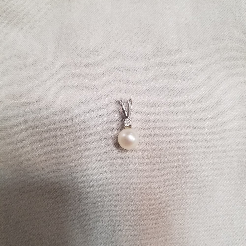 Pearl with diamond charm